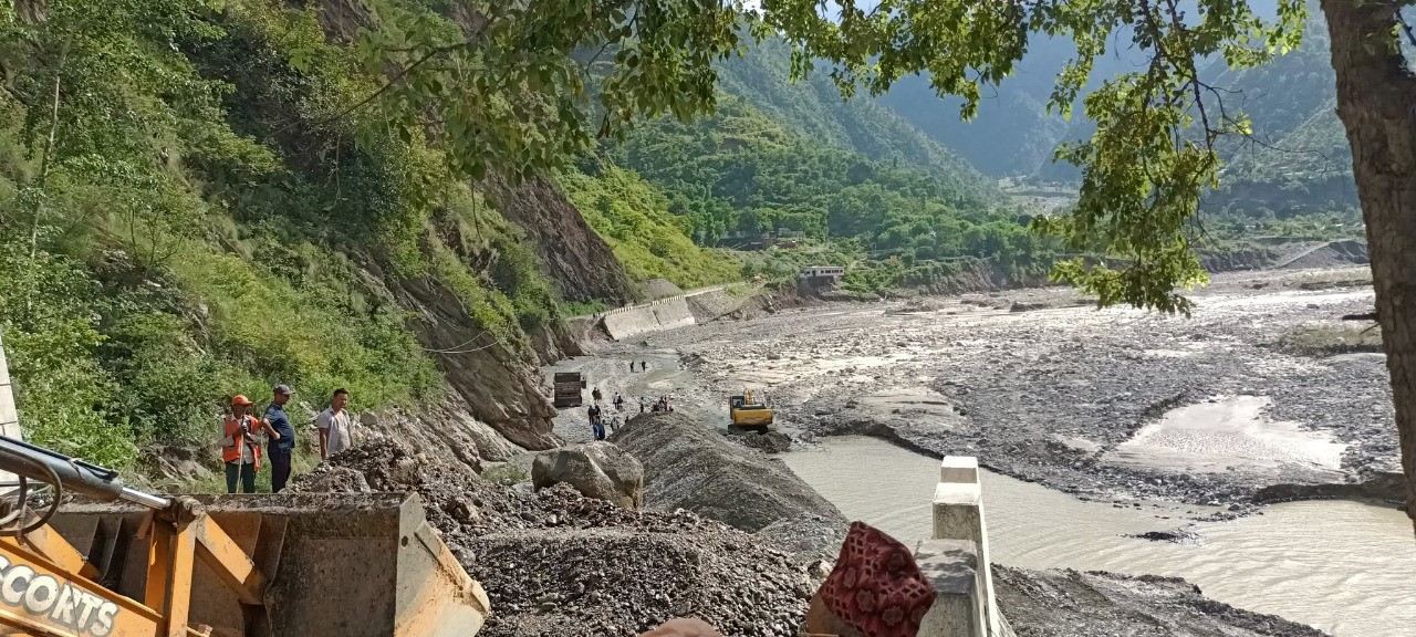 रोशी खोलाको बाढीले बगाएको बिपी राजमार्गमा पुनः निर्माणकार्य तीव्र